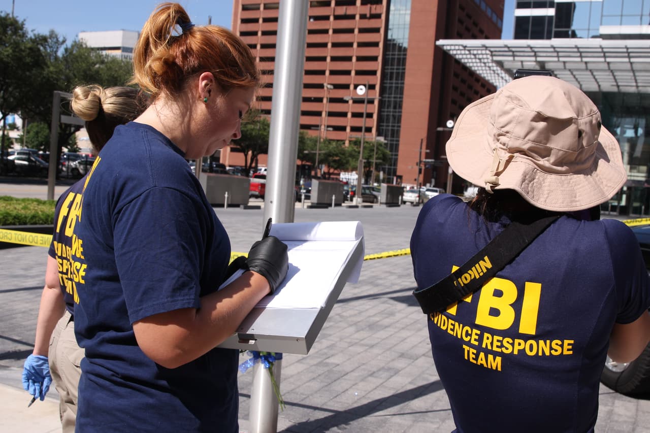 Agentes del FBI recaban datos, toman fotos y levantan evidencia por todo el lugar.