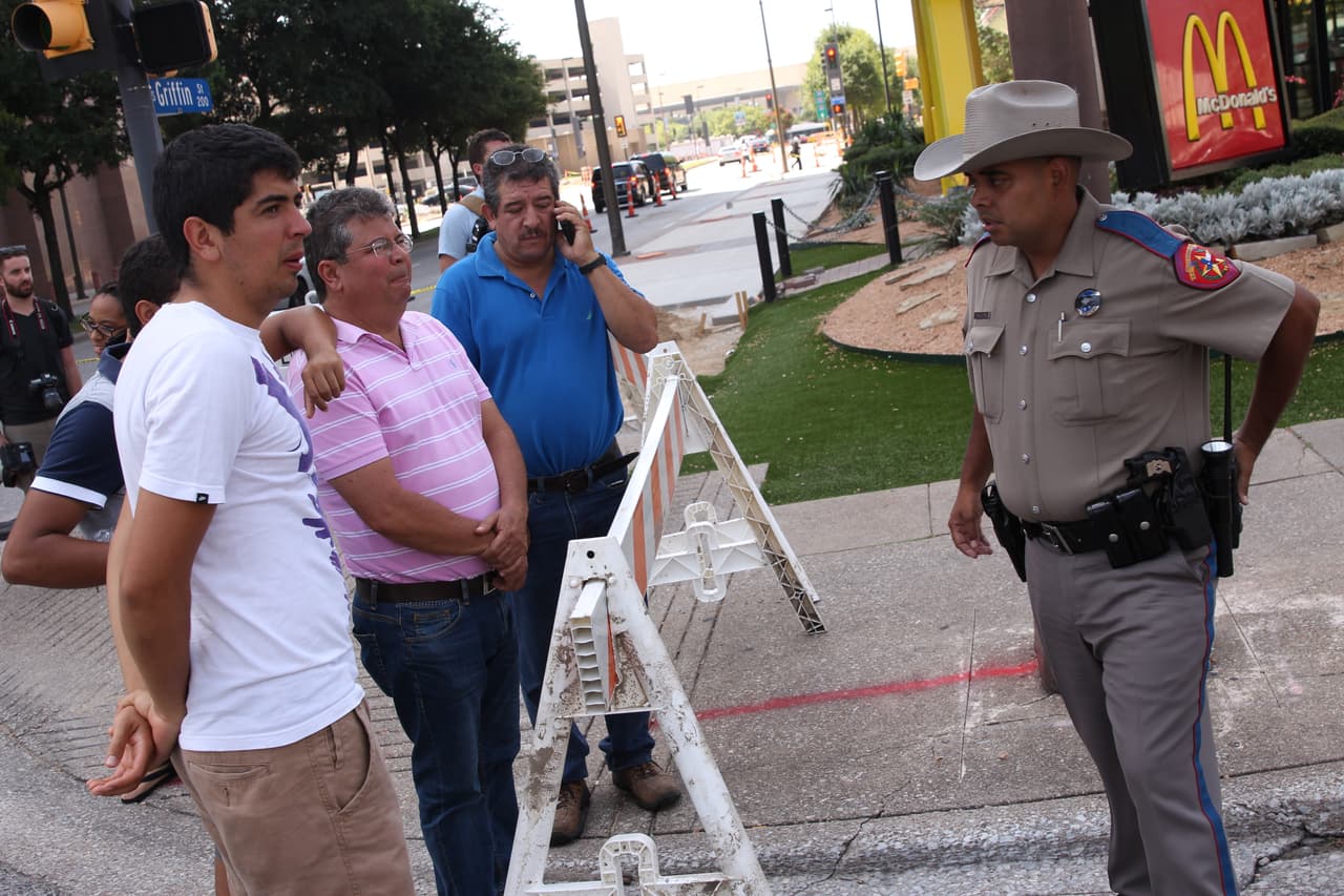 Carlos Lomelí, Clemente Gutiérrez y sus dos hijos son miembros de una familia mexicana oriunda de Michoacán que estaba de visita cuando ocurrió el tiroteo. Su auto está estacionado dentro del perímetro marcado y no pueden sacar ni documentos ni maletas.