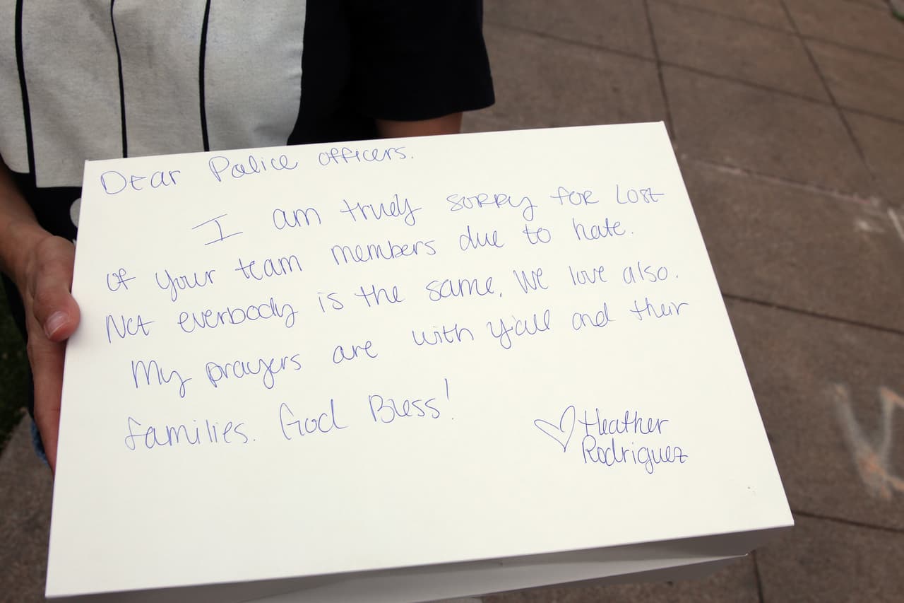 Los mensajes de aliento para la Policía de Dallas escritos en las cajas de donas que reparte la familia Rodriguez.