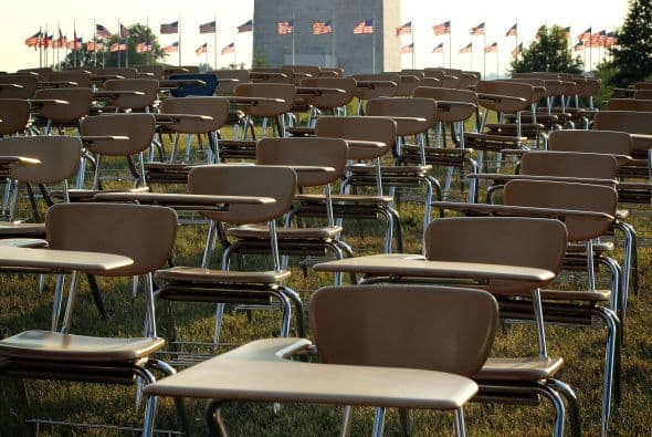 En 2008 un total de 41 millones de adultos mayores de 20 años no tenían un diploma de escuela preparatoria. De esos, casi la mitad, o el 41%, eran hispanos.