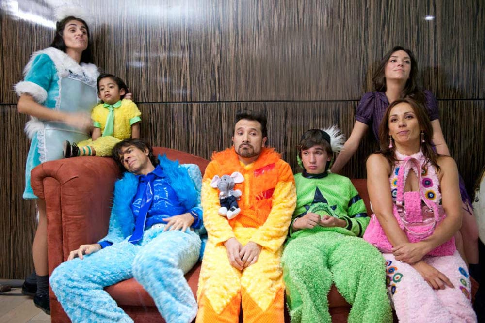 Ellos eran los integrantes de '
<b>La familia P.Luche</b>', pero hay alguien más que vivía con ellos y que era uno de los personajes más graciosos de la teleserie, la desenfadada '
<b>Excelsa</b>'.