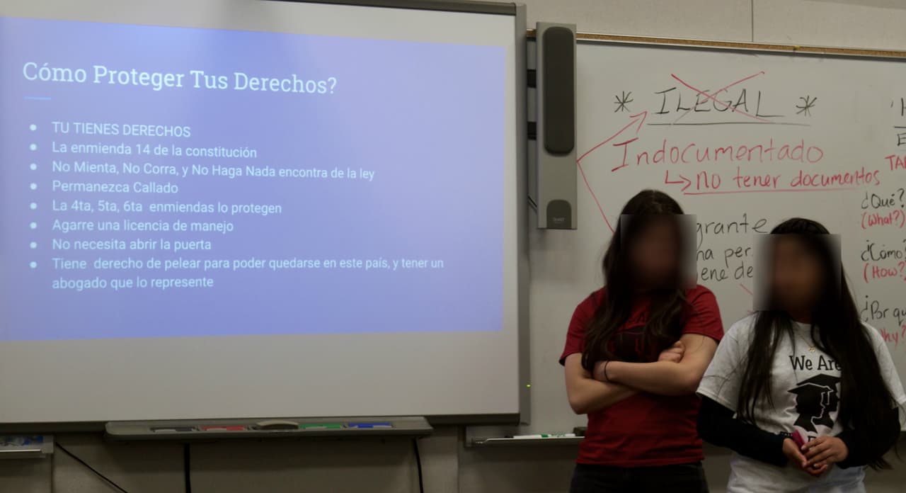 Durante los años K-12, a los jóvenes indocumentados se les conceden los mismos derechos a la educación pública bajo una decisión de la Corte Suprema de 1982.