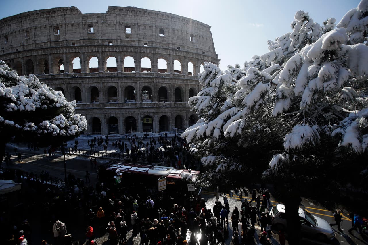 Otra vista del Coliseo romano y el paisaje blanco. No caía un volumen de nieve de esta magnitud sobre Roma desde el año 2012.