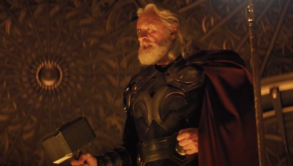 Odín con el Mjölnir en el MCU