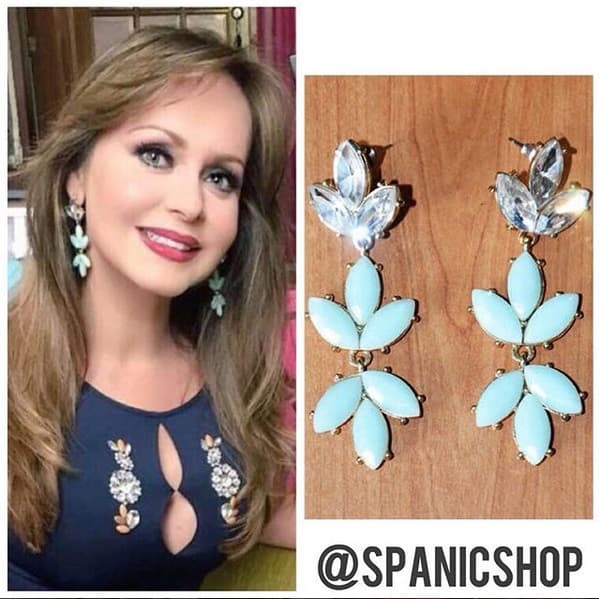 En algunas entrevistas utilizó este par de aretes que son de los grandes favoritos en sus productos.
<br>