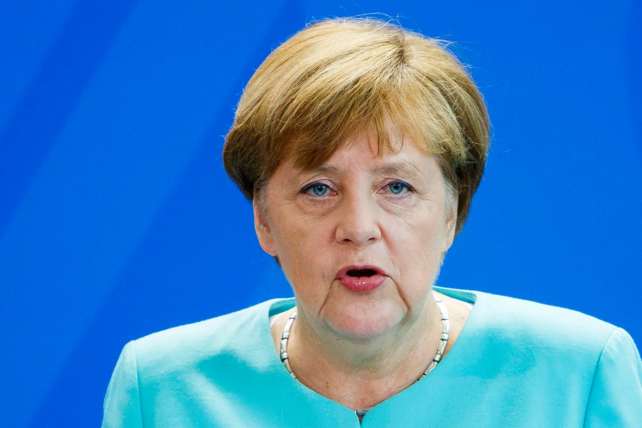 <b><a href="https://www.univision.com/temas/angela-merkel">ANGELA MERKEL (1)</a></b>. La canciller de Alemania encabeza la 
<a href="https://www.forbes.com/power-women/#3c9df0445e25" target="_blank">lista de la revista Forbes</a> como la mujer más poderosa de 2020. Fue electa en el cargo por primera vez en 2005 y lleva 
<b>cuatro período consecutivos</b>. Ha anunciado que no irá a por el quinto. Merkel conduce la económía más grande de Europa, le ha tocado enfrentarse a la crisis de refugiados sirios y también ha tenido desencuentros con el presidente Donald Trump. Una encuesta de 2020, reveló que 
<b>el 75% de los adultos en 14 países europeos, confían en ella más que en cualquier otro mandatario</b> de la región.
<br>