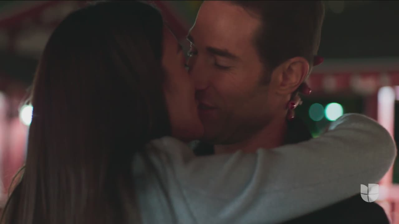 Asya le dio el sí y lo besó cariñosamente.