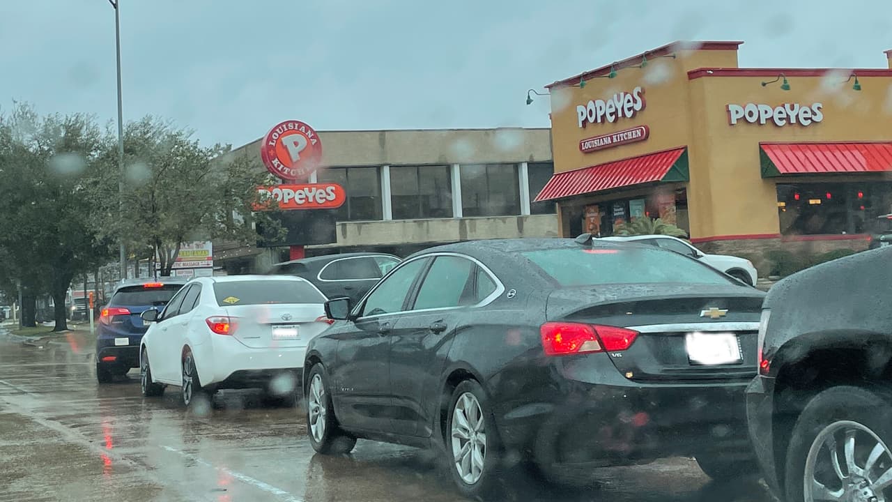 Los restaurantes de comida rápida han buscado maneras de agilizar el servicio debido a la gran cantidad de demanda.