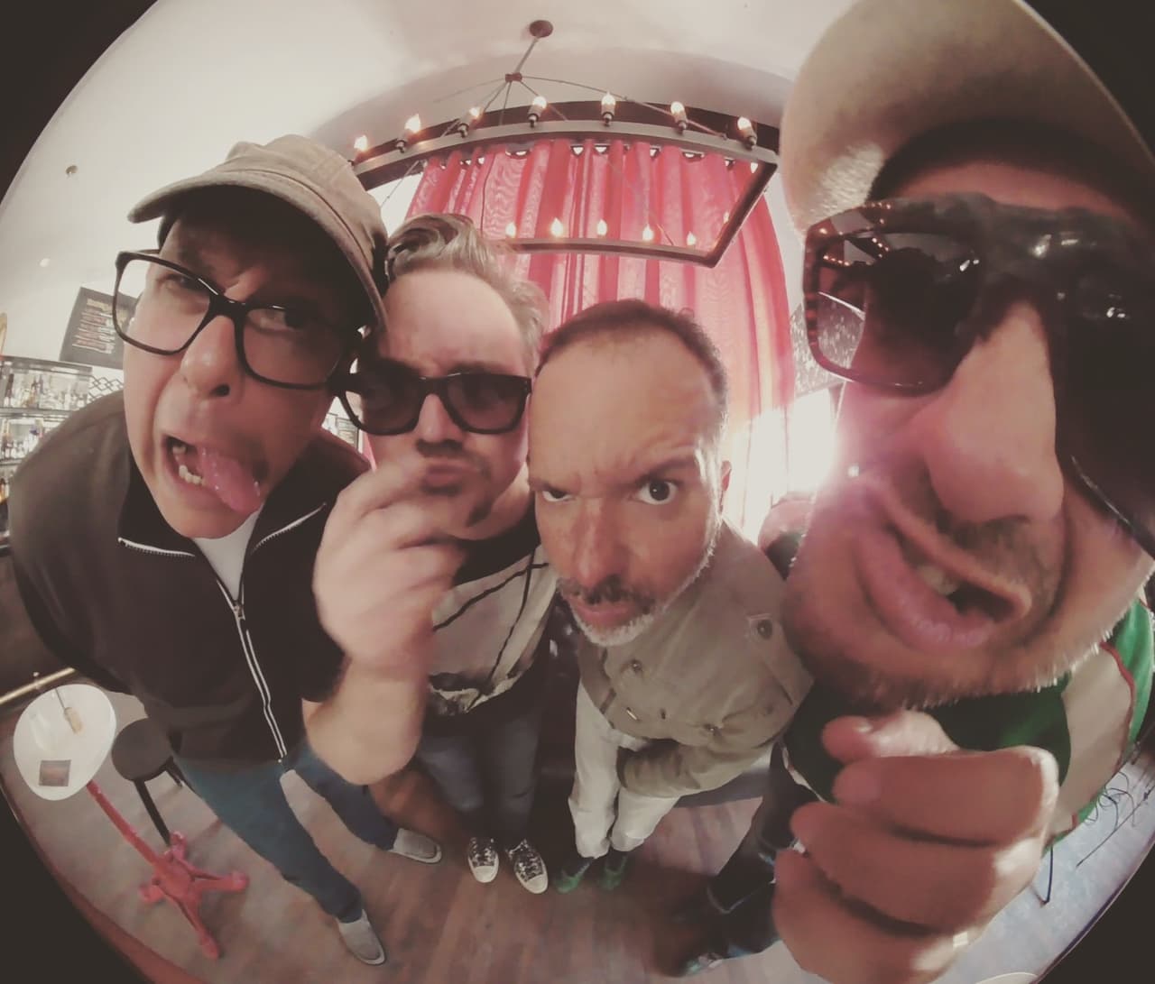 Los Amigos Invisibles en Casa de Ruido.