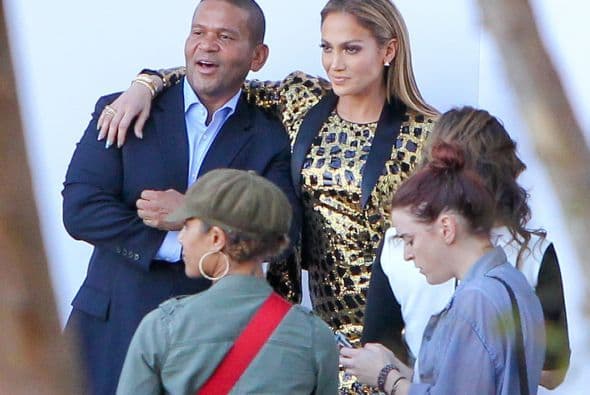 La hermosa Jennifer Lopez nos volvió a dejar con la boca abierta cuando decidió llegar con elegancia en un conjunto dorado con negro que la hacía lucir bella.