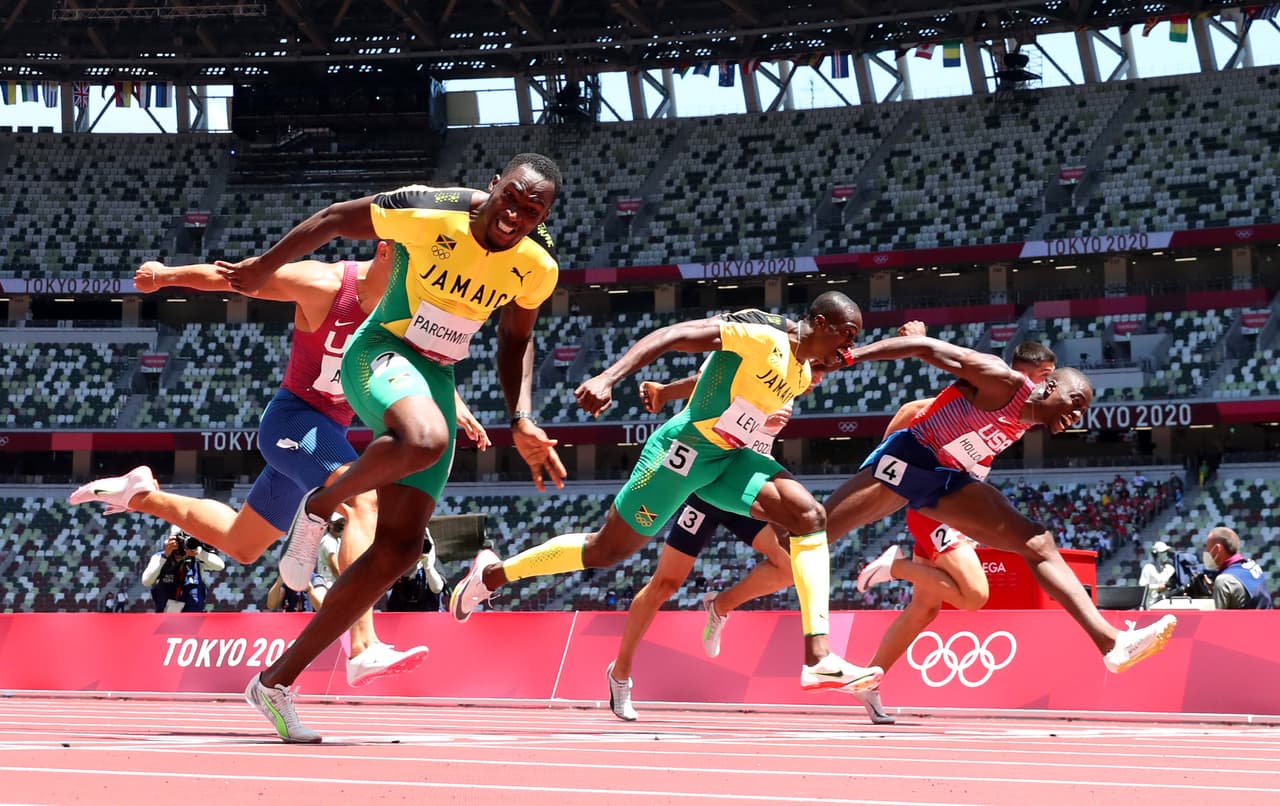 <b>Sospechosos récords masivos en el atletismo</b>
<br>
<br>En Tokio 2020 el desempeño de los atletas en pista y campo fue inusualmente bueno. Hasta los perdedores superaron sus marcas anteriores, y eso levantó sospechas.
<br>
<br>Según expertos, una de las explicaciones puede estar en la nueva generación de pistas de carrera instalada en Tokio, 
<a href="https://www.npr.org/sections/tokyo-olympics-live-updates/2021/08/04/1024774505/olympic-runners-are-fast-on-tokyos-fast-track-theyre-shattering-world-records"><u>una superficie de alta tecnología que regresa al corredor un pequeño monto de energía en cada paso</u></a>. Este minúsculo impulso podría ser beneficioso para algunos atletas, especialmente en las carreras más largas. 
<br>
<br>La otra podría estar en las zapatillas de última generación. De acuerdo con algunos estudios, sus materiales y diseño biomecánico 
<b><a href="https://www.univision.com/noticias/trending/zapatillas-nike-puma-tecnologia-olimpicos">dan una ventaja promedio de uno a dos segundos por milla a los corredores</a></b>, algo que puede significar la diferencia entre la victoria y la derrota.