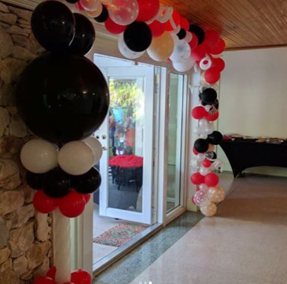 Los globos en blanco, rojo y negro no podían faltar para alegrar la vista a los invitados.