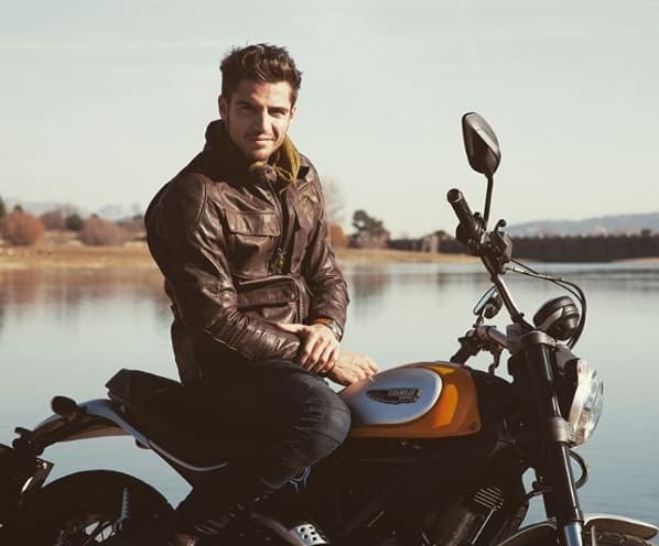 El guapo actor y modelo español que interpreta a Roberto Marañón en ‘La Embajada’ conquista y enamora a sus fanáticas con las sexys y atrevidas fotos que comparte en su cuenta de Instagram ¿Te lo vas a perder?