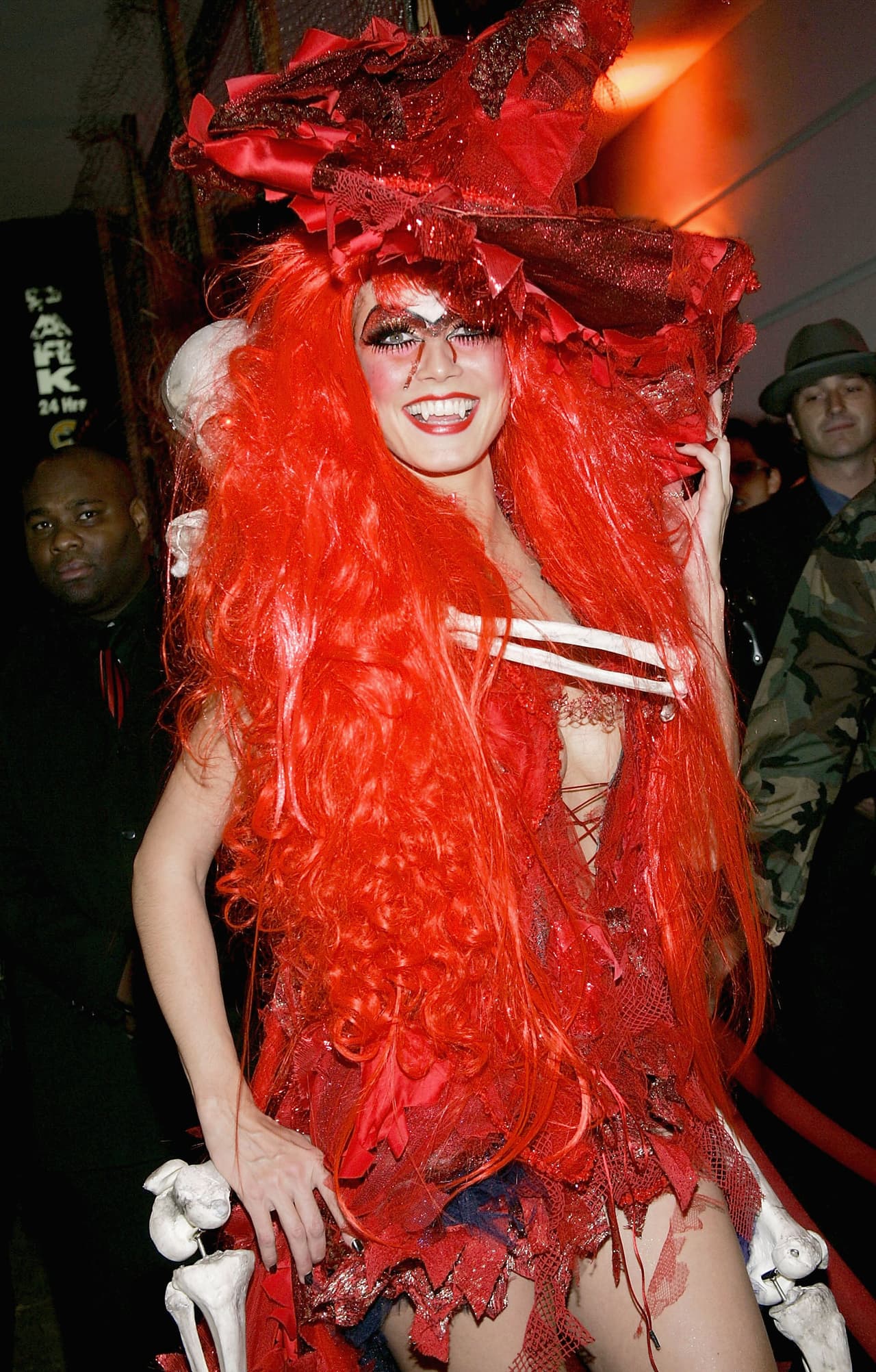 Con un sombrero de bruja, peluca, huesos de calavera y colmillos salidos Heidi Klum le dió vida a un sencillo corsé rojo el 31 de octubre de 2004.