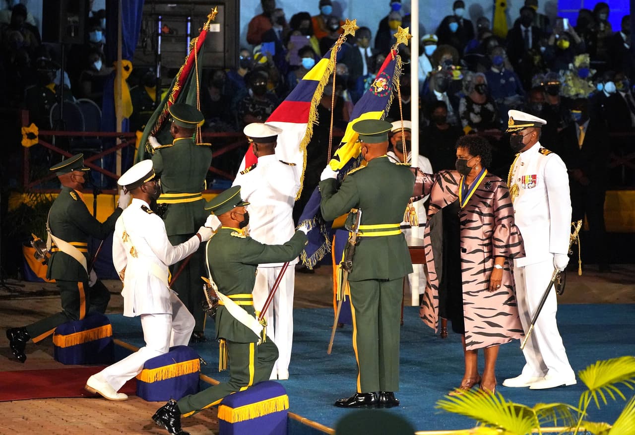 La bandera, el escudo de armas y el himno nacional de Barbados seguirán siendo los mismos, pero ciertas referencias cambiarán.
<br>
<br>Los términos “real” y “corona” ya no se utilizarán, por lo que la Real Policía de Barbados se convertirá en el Servicio de Policía de Barbados y las "tierras de la corona" se convertirán en "tierras estatales".