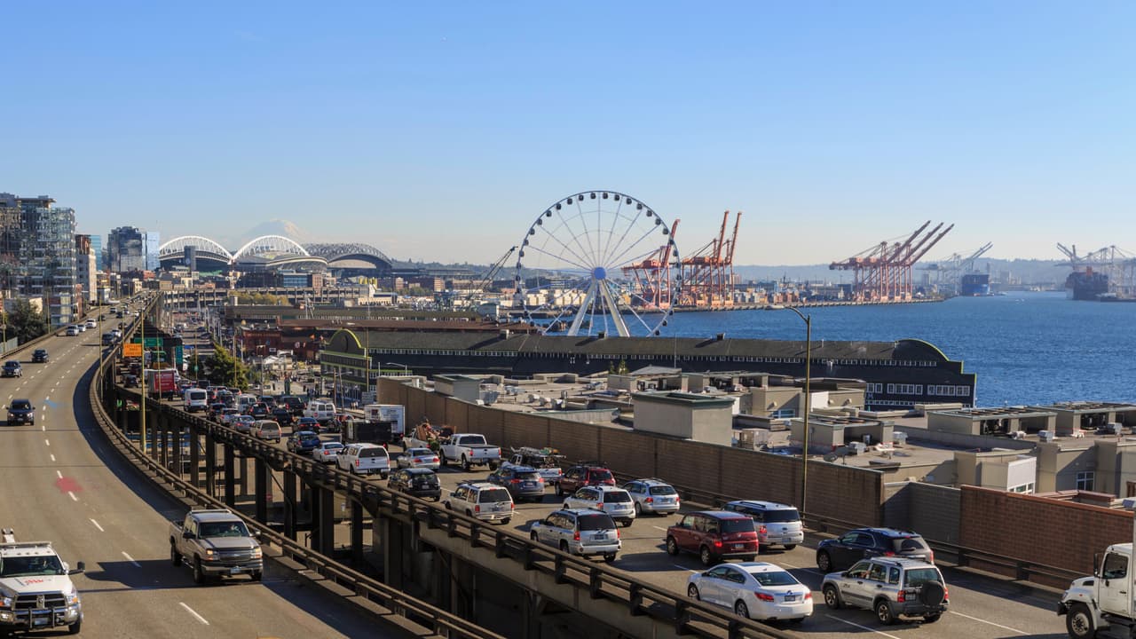 <h3 class="cms-h3-H3">9. Seattle, Washington</h3>
<br>La paradisiaca ciudad del noreste pacífico no tiene un tráfico muy celestial. El trabajador promedio de Seattle pasa 55 horas en tráfico congestionado al año, mientras que su conductor promedio malgasta el 12% de su tiempo detrás del volante en atascos de tráfico. 
<b>Seattle ocupó en puesto 26</b> entre las ciudades con peor tráfico en el mundo.