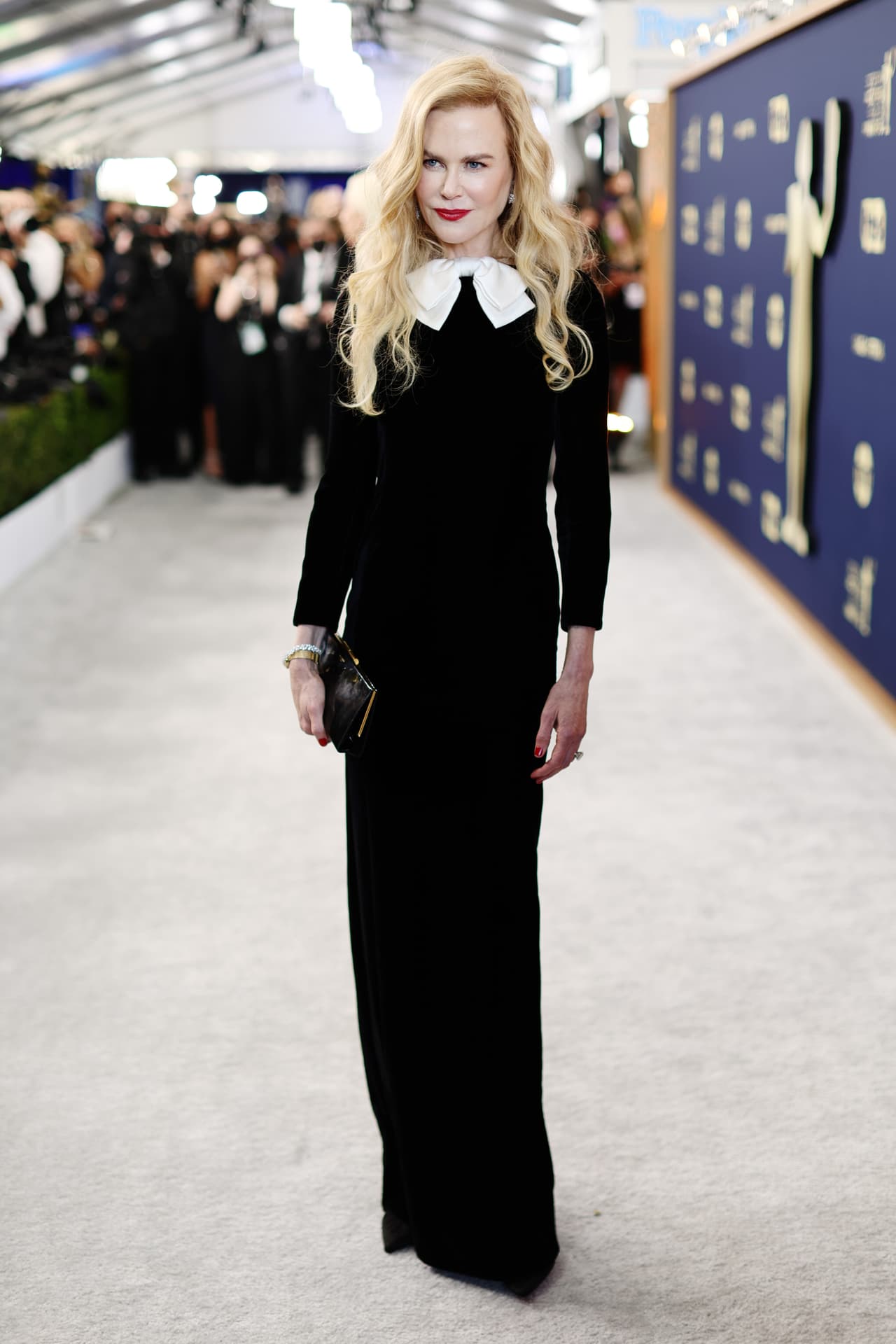 <b>Nicole Kidman </b>
<br>No es un secreto que Kidman ha marcado tendencia en más de una ocasión y la alfombra de la ceremonia no fue la excepción, pues la intérprete modeló un elegante vestido negro de Saint Laurent.