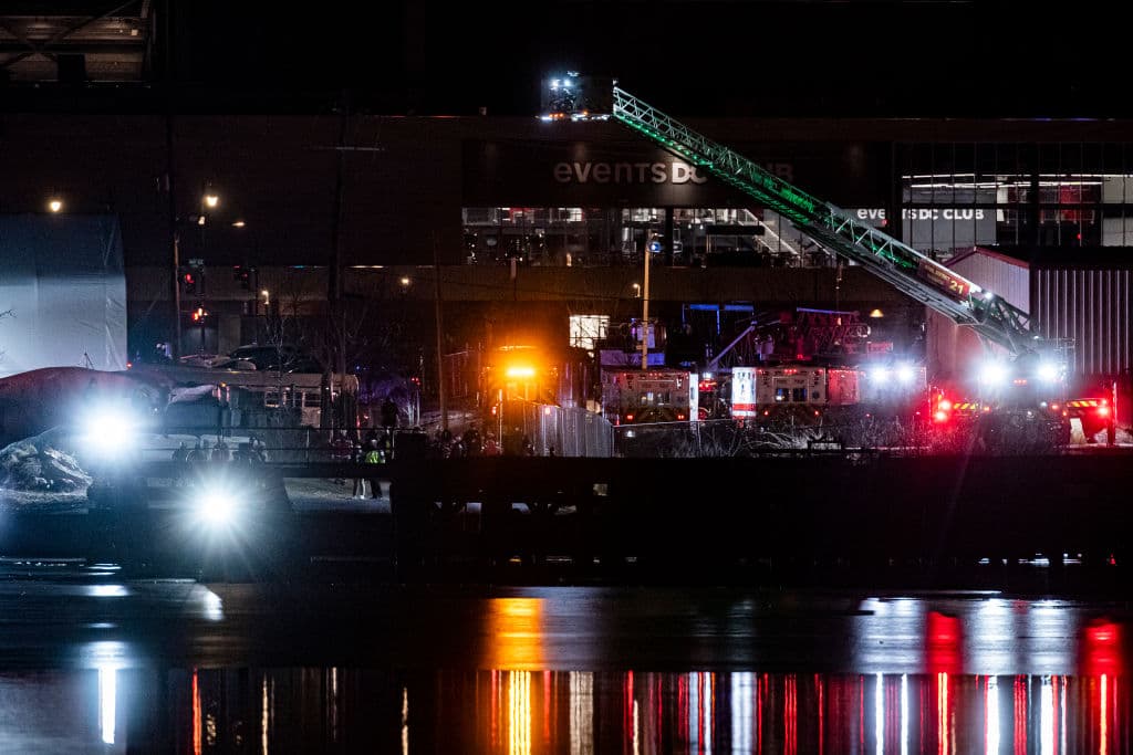 Los bomberos y servicios de emergencia de D.C. confirmaron la presencia de embarcaciones de rescate en el área.