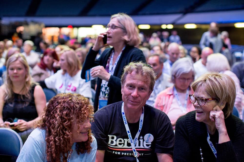 En la imagen, un seguidor del senador Bernie Sanders entre los asistentes al evento.