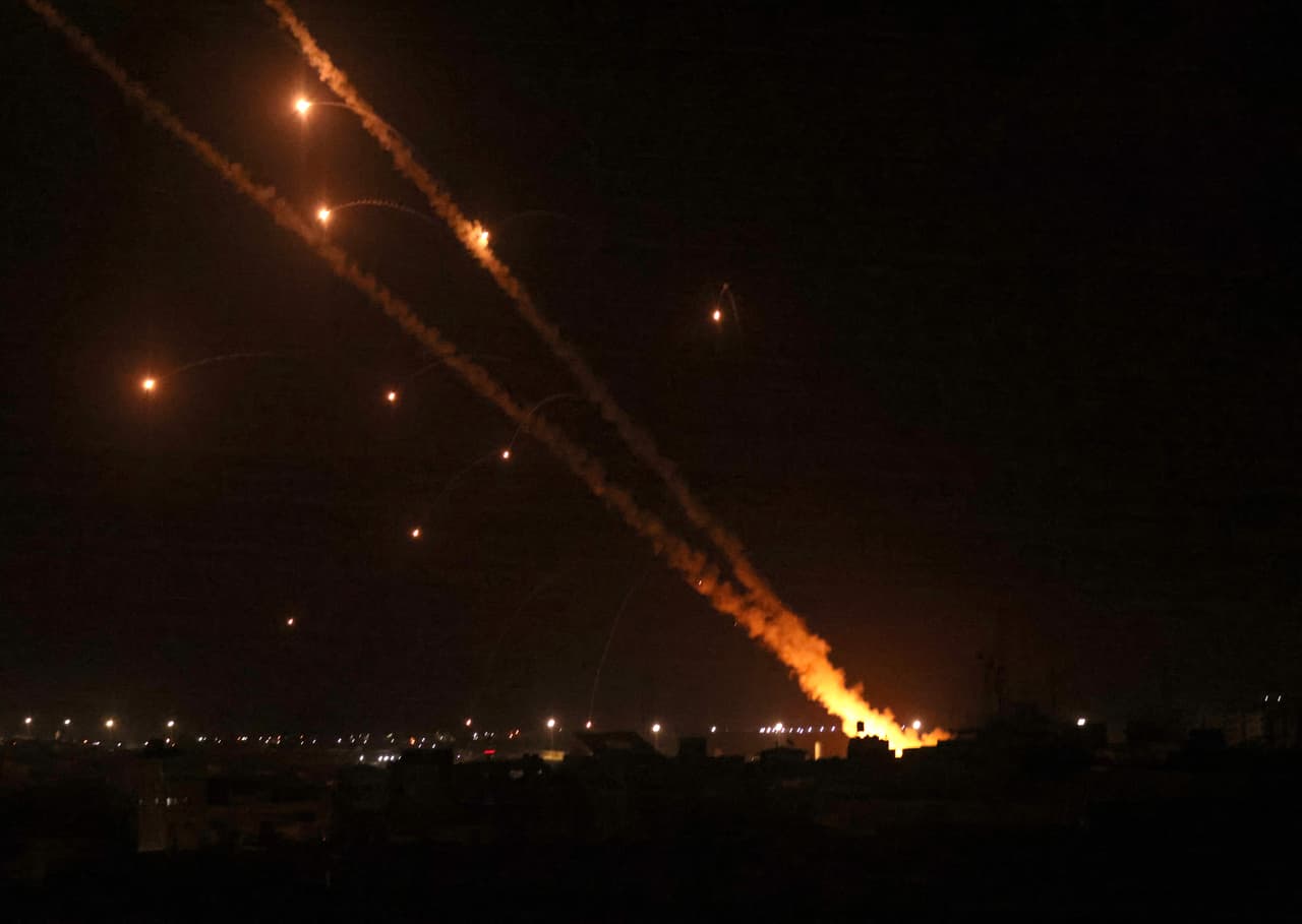 Cohetes lanzados desde Israel hacia Rafah, en el sureste de la Franja de Gaza. El ejército israelí informó el miércoles que llevó a cabo una serie de
<a href="https://www.univision.com/temas/bombardeos">bombardeos</a> en el enclave palestino donde Hamas, en el poder, informó de la destrucción de la sede de la policía. El portavoz del ejército israelí, Jonathan Conricus, dijo que
<b>unos 850 cohetes cayeron en</b>
<a href="https://www.univision.com/temas/israel">Israel</a>
<b> o fueron interceptados por el sistema de defensa aérea</b> 'Cúpula de Hierro'.