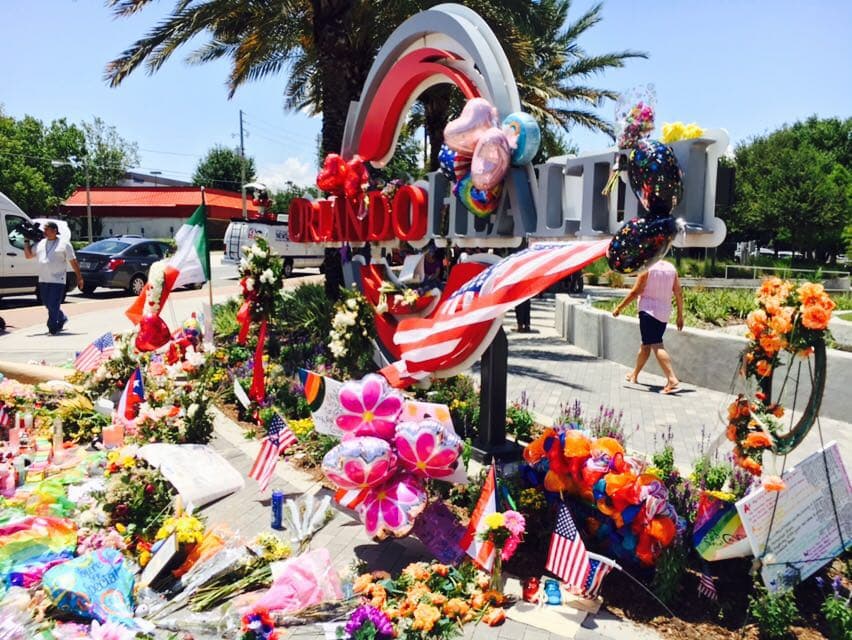 La avenida Orange, donde ubica la discoteca gay Pulse, lugar de la masacre del domingo sigue llena de flores, mensajes y sentimiento patrio.