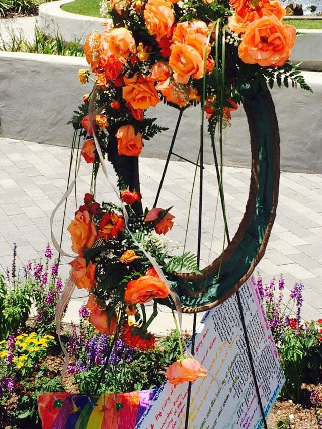 La avenida Orange, donde ubica la discoteca gay Pulse, lugar de la masacre del domingo sigue llena de flores, mensajes y sentimiento patrio.