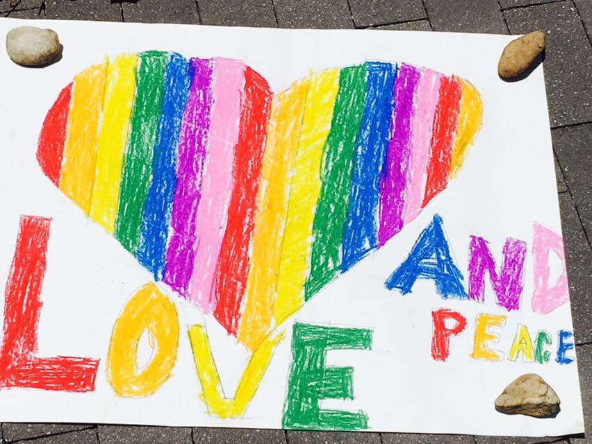 Los colores de la bandera gay están por doquier.