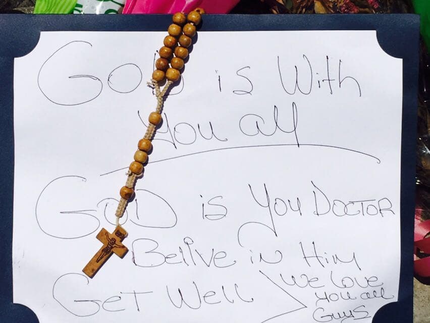 La avenida Orange, donde ubica la discoteca gay Pulse, lugar de la masacre del domingo sigue llena de flores, mensajes y sentimiento patrio.