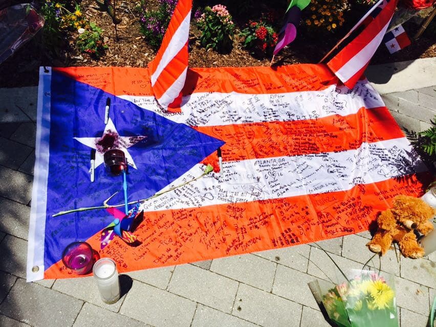 La avenida Orange, donde ubica la discoteca gay Pulse, lugar de la masacre del domingo sigue llena de flores, mensajes y sentimiento patrio.