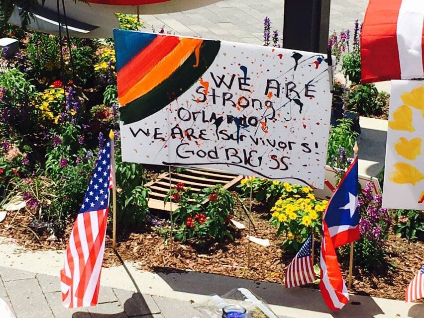 Banderas de Estados Unidos, Puerto Rico y México -países con mayor cantidad de víctimas, dominan los memoriales.