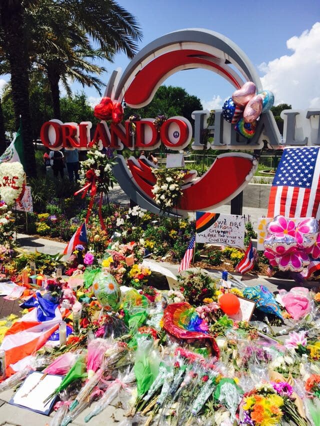 La avenida Orange, donde ubica la discoteca gay Pulse, lugar de la masacre del domingo sigue llena de flores, mensajes y sentimiento patrio.