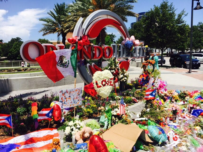 La avenida Orange, donde ubica la discoteca gay Pulse, lugar de la masacre del domingo sigue llena de flores, mensajes y sentimiento patrio.