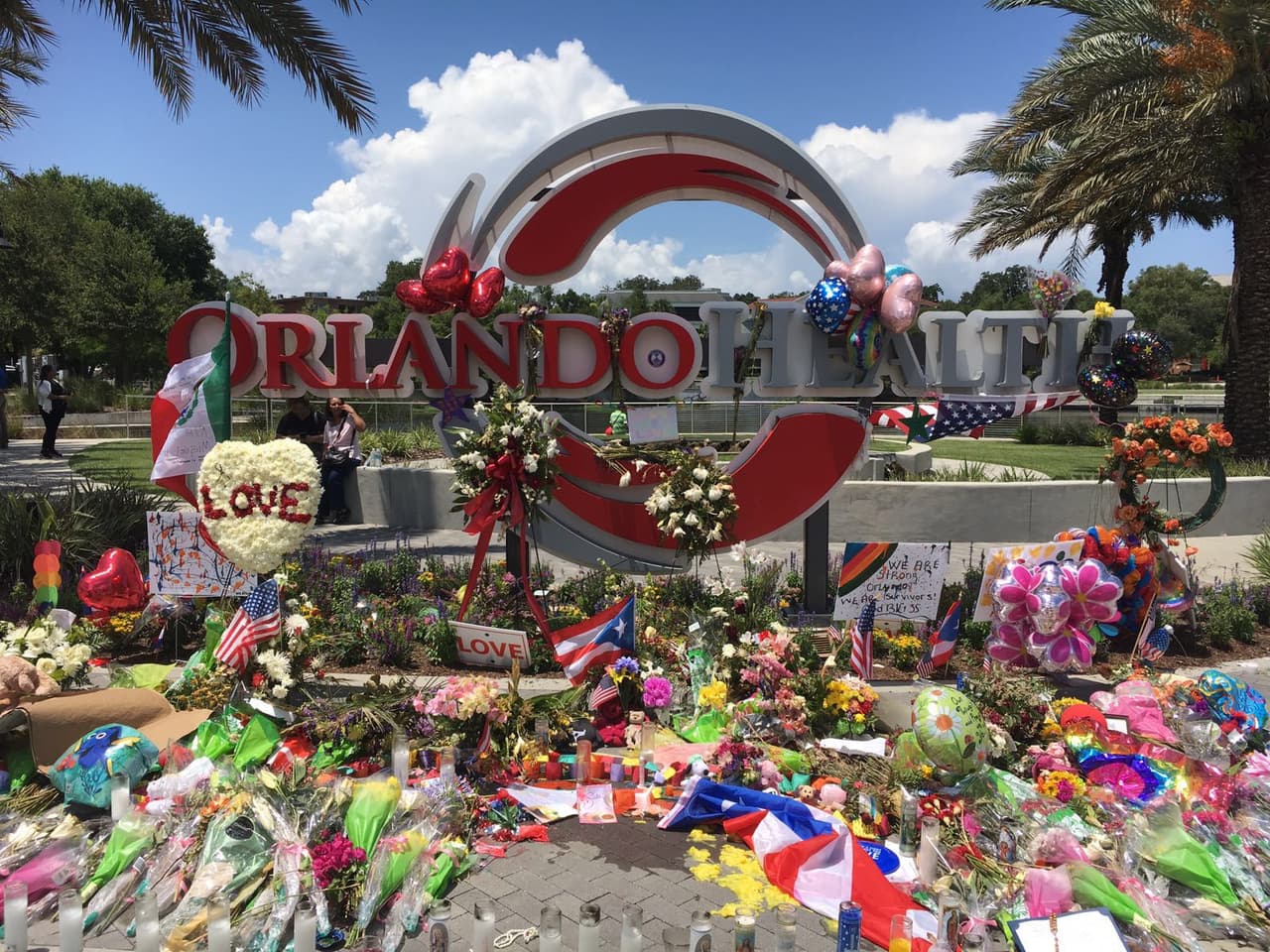 En la entrada del hospital Orlando Health, donde están recluidos la mayoría de los heridos, se improvisó un altar.