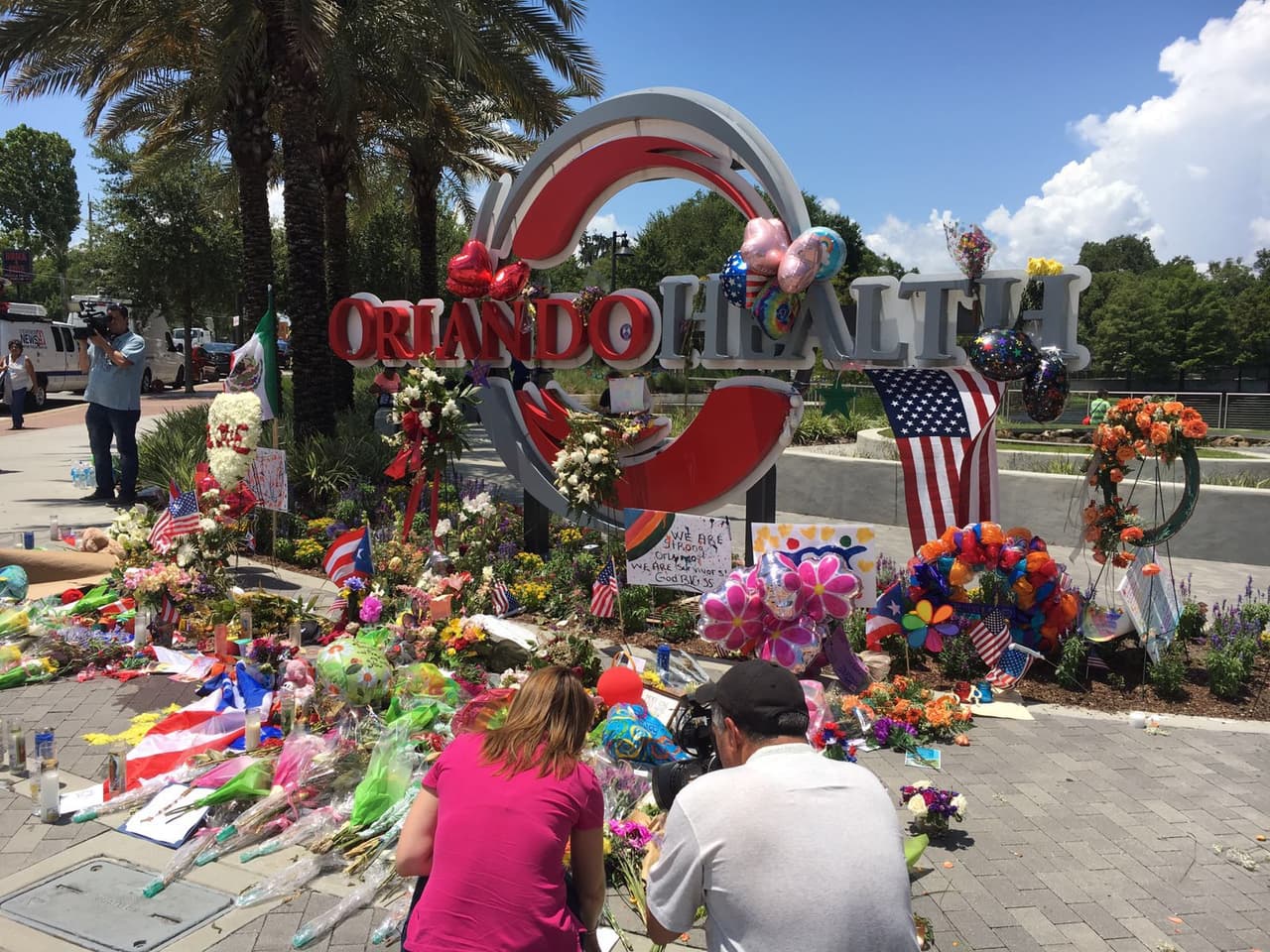La avenida Orange, donde ubica la discoteca gay Pulse, lugar de la masacre del domingo sigue llena de flores, mensajes y sentimiento patrio.