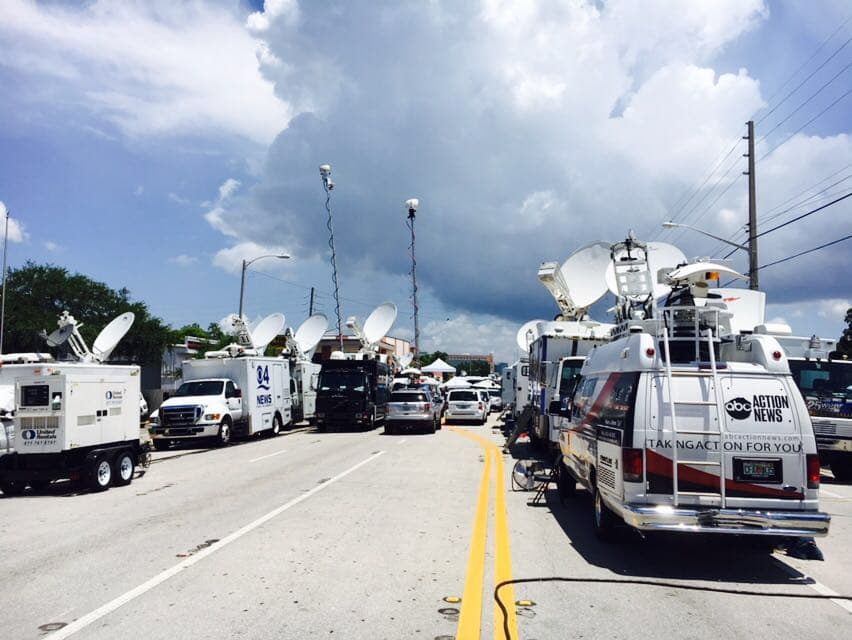 Medios locales e internacionales siguen apostados en la avenida Orange, escenario de la peor masacre a tiros en la historia.