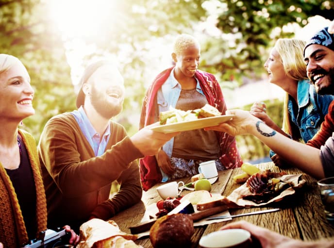 <b>Libra</b>
<br>Manifiesta su agradecimiento de una forma bella y elegante, sabe qué es lo que sus seres queridos desean y les halagará con esa comida que disfrutan tanto, ese detalle que les encanta y esa invitación inesperada. No dice una palabra que pueda herir a quienes ama y no escatimará dinero ni esfuerzos para demostrarle a los demás cuán agradecido está de su compañía, amistad y afecto. El agradecimiento de Libra es para toda la vida.