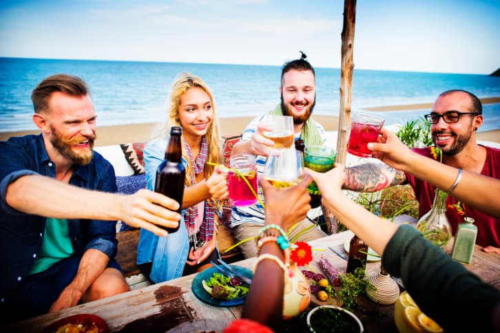 La capacidad sagitariana de vivir la vida y disfrutar lo que tienen en esos momentos les ayuda notablemente a convertir la acción del agradecimiento en una verdadera fiesta de alegría para todos.