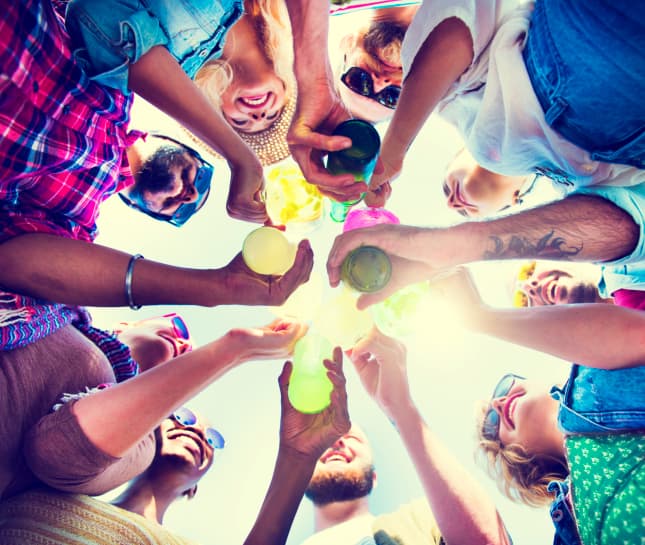 <b>Capricornio</b>
<br>El signo responsable por antonomasia expresa su agradecimiento en una dedicación sin par a su familia y su hogar en general. Para el nativo de este signo es fundamental sentirse el puntal donde descansa toda su obra, la cual ve representada en sus seres queridos, los amigos más íntimos, y todos aquellos que han pasado la “prueba del fuego”, aquella que les indica con el paso de los años y los retos superados que realmente son sinceros, y al reconocerlo, lo saben agradecer yendo hasta los extremos si es necesario.