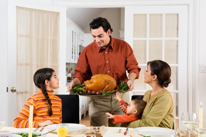 De nada sirve que una persona diga y repita “estoy muy agradecida” y no lo demuestre, o por otra parte, quien haya hecho algún favor o servicio importante a otros lo esté recordando constantemente como para “cobrarlo” ¡Las cosas se hacen y punto! La satisfacción y la recompensa están en la acción misma.