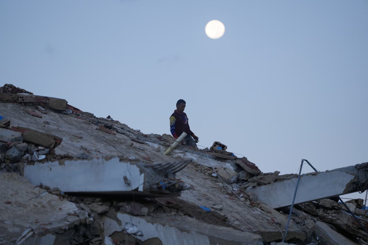 Un hombre camina entre los escombros de un edificio que se derrumbó durante los terremotos en La Guaira, Venezuela, el miércoles 1 de julio de 2026. (AP Foto/Fernando Vergara)