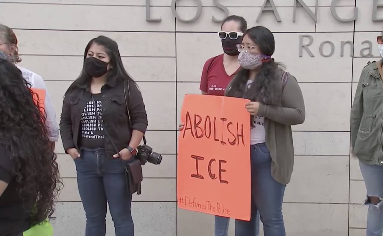 Además, el gobernador de California,
<a href="https://www.univision.com/temas/gavin-newsom">Gavin Newsom</a>, "esta decisión es una victoria importante, por ahora, para los cientos de miles de
<b>dreamers</b>, incluyendo 200 mil californianos, que contribuyen a sus comunidades todos los días".