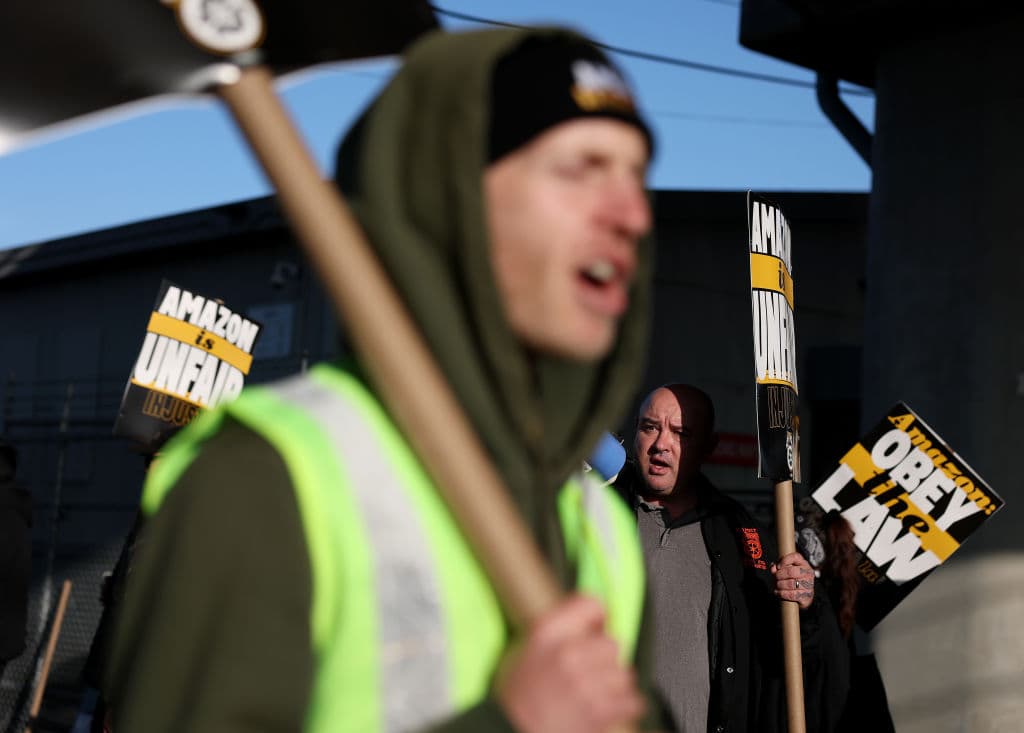 <h2 class="cms-H2-H2"><b>Sobre reuniones laborales con otros fines</b></h2>
<br>
<br>Los empleadores ya no pueden obligar a sus empleados a asistir a reuniones en las que el empleador exprese sus creencias políticas o religiosas.
<br>
<br>Los empleadores que incumplan esta norma serán sancionados con una multa civil de 500 dólares. La Junta Nacional de Relaciones Laborales dictaminó que dichas reuniones eran ilegales en noviembre, tras una demanda que involucraba a Amazon.
<br>