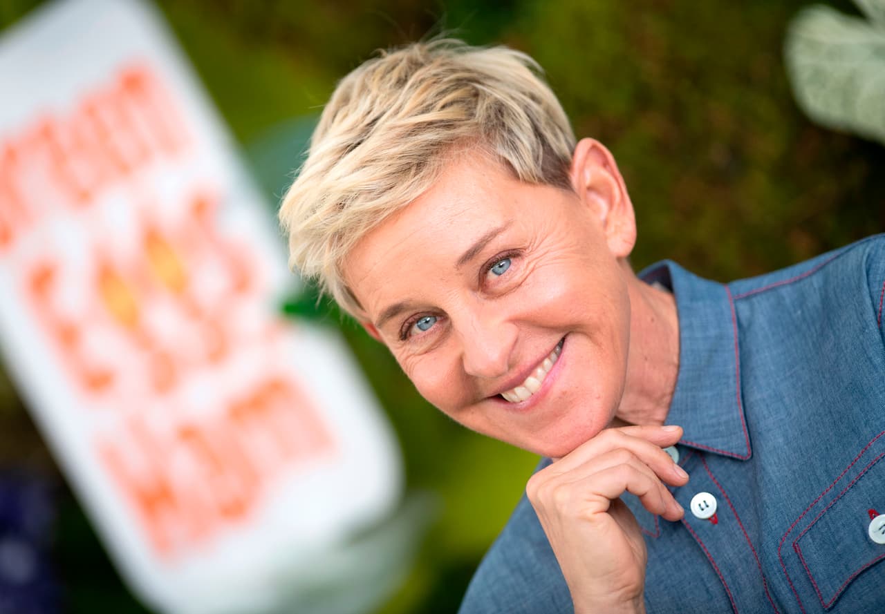 <b>Puesto 16: Ellen DeGeneres, presentadora de televisión</b>.
<br>
<br>
<b>264.4 millones de seguidores en redes sociales.</b>
<br>
<br>Es la persona de mayor edad de esta lista, tiene 63 años.
<br>
<br>
<a href="https://www.instagram.com/theellenshow/"><u>Instagram</u></a>: 101 millones de seguidores
<br>
<br>
<a href="https://twitter.com/TheEllenShow"><u>Twitter</u></a>: 78.1 millones de seguidores.
<br>
<br>
<a href="https://www.facebook.com/ellentv"><u>Facebook</u></a>: 38.8 millones de seguidores.
<br>
<br>
<a href="https://www.youtube.com/user/TheEllenShow"><u>Youtube</u></a>: 37.9 millones de seguidores.
<br>
<br>
<a href="https://www.tiktok.com/@ellendegeneres?lang=en"><u>Tik Tok</u></a>: 8.6 millones de followers.