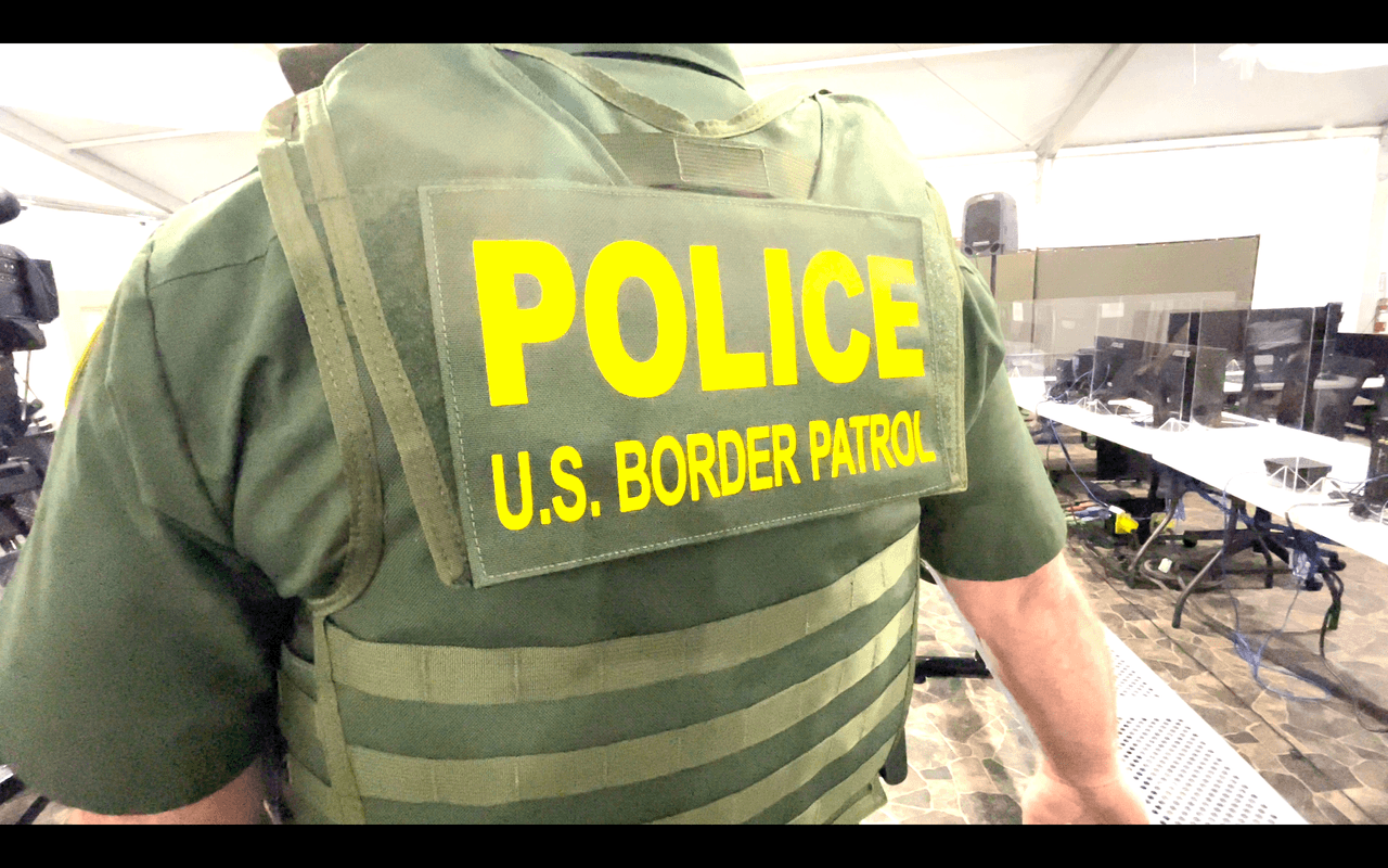 Este centro de detención será operado por agentes de la patrulla fronteriza del sector Tucson, en donde los inmigrantes serán liberados después de 72 horas para tener su reunificación familiar.
<br>