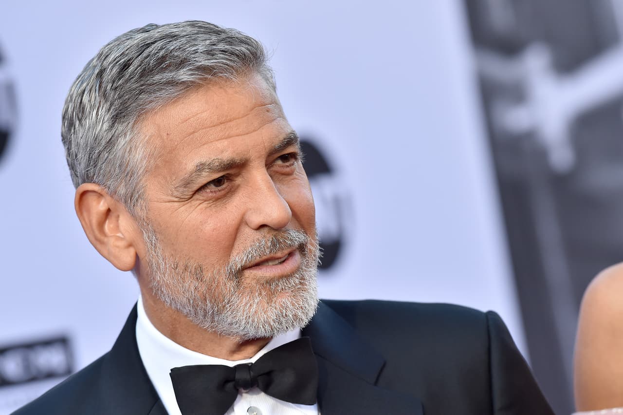 George Clooney es uno de tantos papás mayores. Clooney no recibió ninguna crítica cuando se convirtió en padre primerizo a la edad de 58 años.