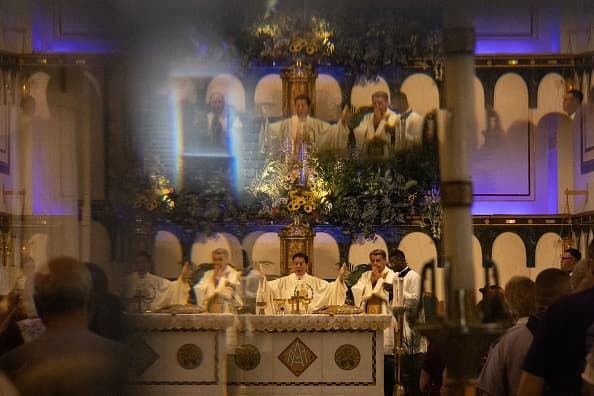 Una misa se celebra en la Iglesia Santuario de Nuestra Señora del Monte Carmelo en Williamsburg, Brooklyn.
<br>