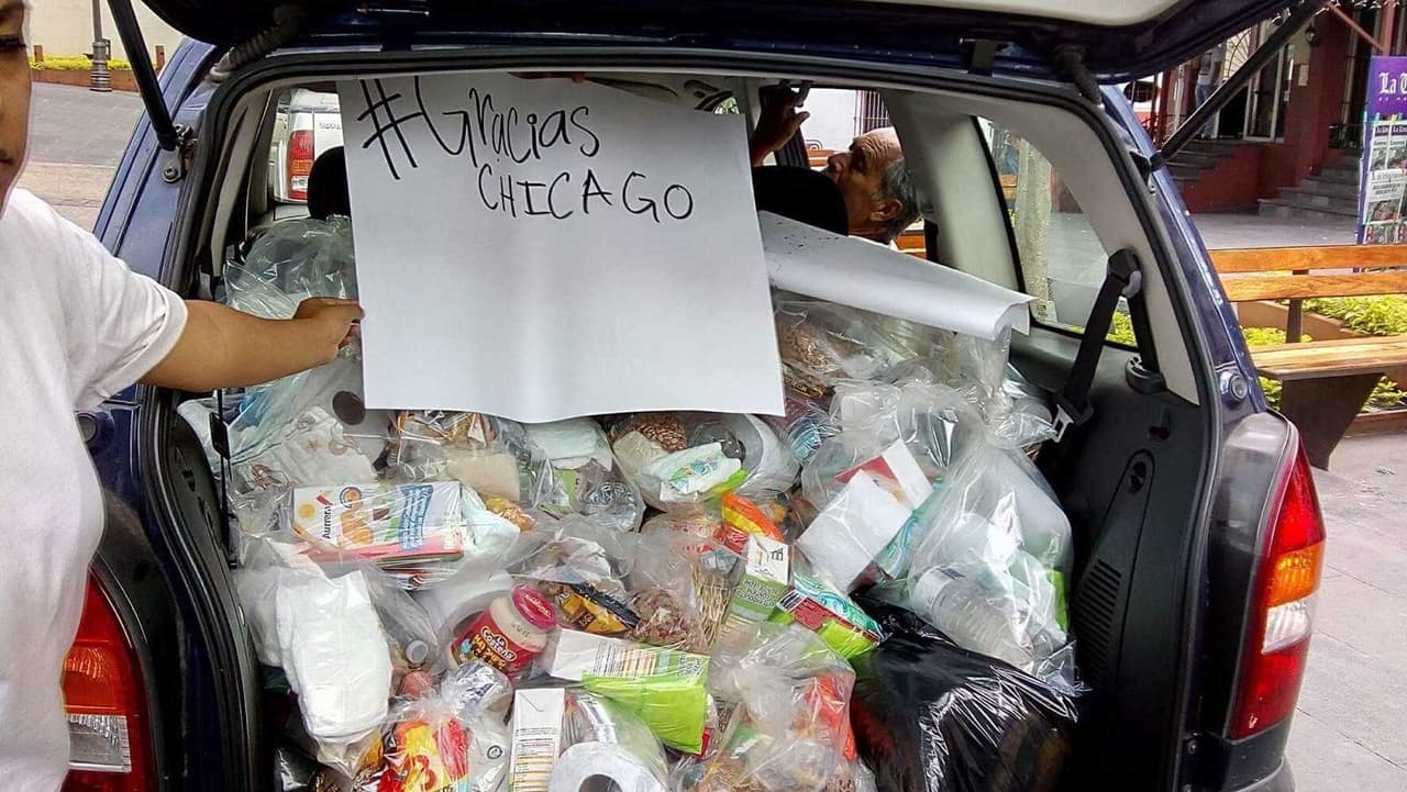 En los autos en los que viajan ponen cartulinas con la leyenda “Gracias Chicago” para reconocer el esfuerzo de Estefanía.