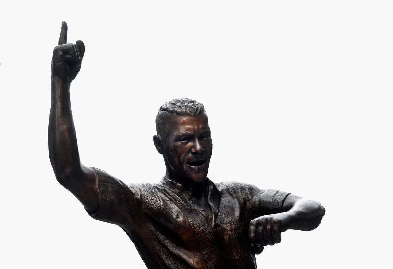 El goleador Alan Shearer recibió esta estatua como homenaje por ser ídolo de Newcastle en las afueras del estadio.