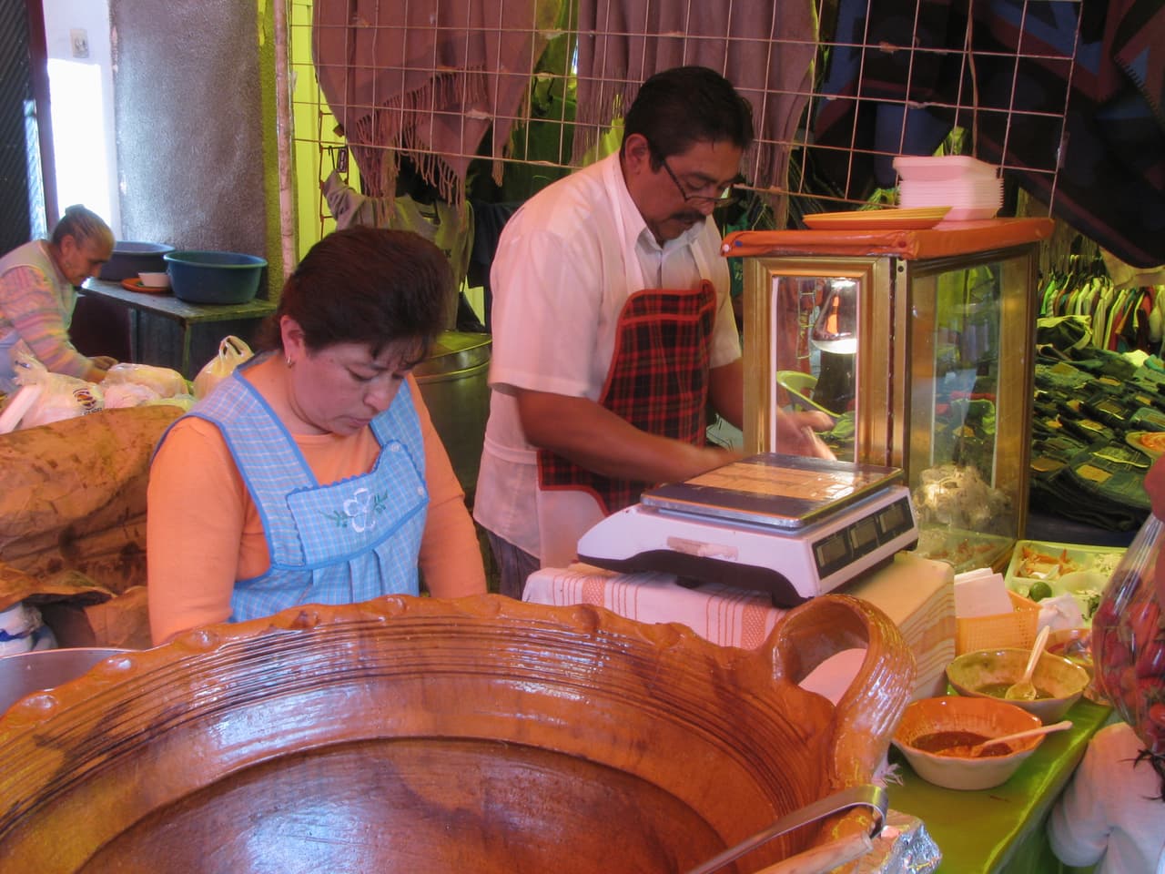 Paco y su esposa Nora venden los domingos su barbacoa en el mercado de San Buenaventura de Toluca.