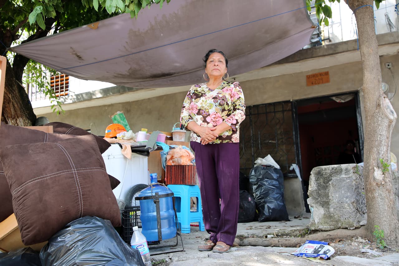 No solo la casa: toda la vida de trabajo de la maestra jubilada Elvira Barona fue sacudida por el terremoto del martes. “El dinero que recibí lo invertí todo y me duele que todo ese dinero que invertí que no lo gocé, que no me compré que no lo pasee, que no disfruté, haya quedado todo terminado”.
<br>Los vecinos les preguntan para qué sigue barriendo el polvo de la calle. “Y yo barro y barro para sentir que todo vuelve a estar limpio, que aquí no ha pasado nada”, responde ella.
<br>